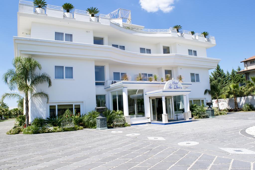 Hotel The Queen Pastorano Екстер'єр фото